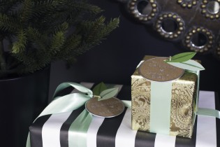Making it Lovely: Pretty Packages' DIY Laurel Leaf Gift Tags