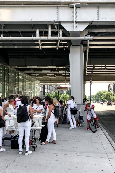 Chicago Dîner en Blanc 2018 - Waiting for the L outside the station