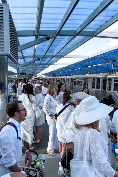 Chicago Dîner en Blanc 2018 - Waiting for the L on the Red Line